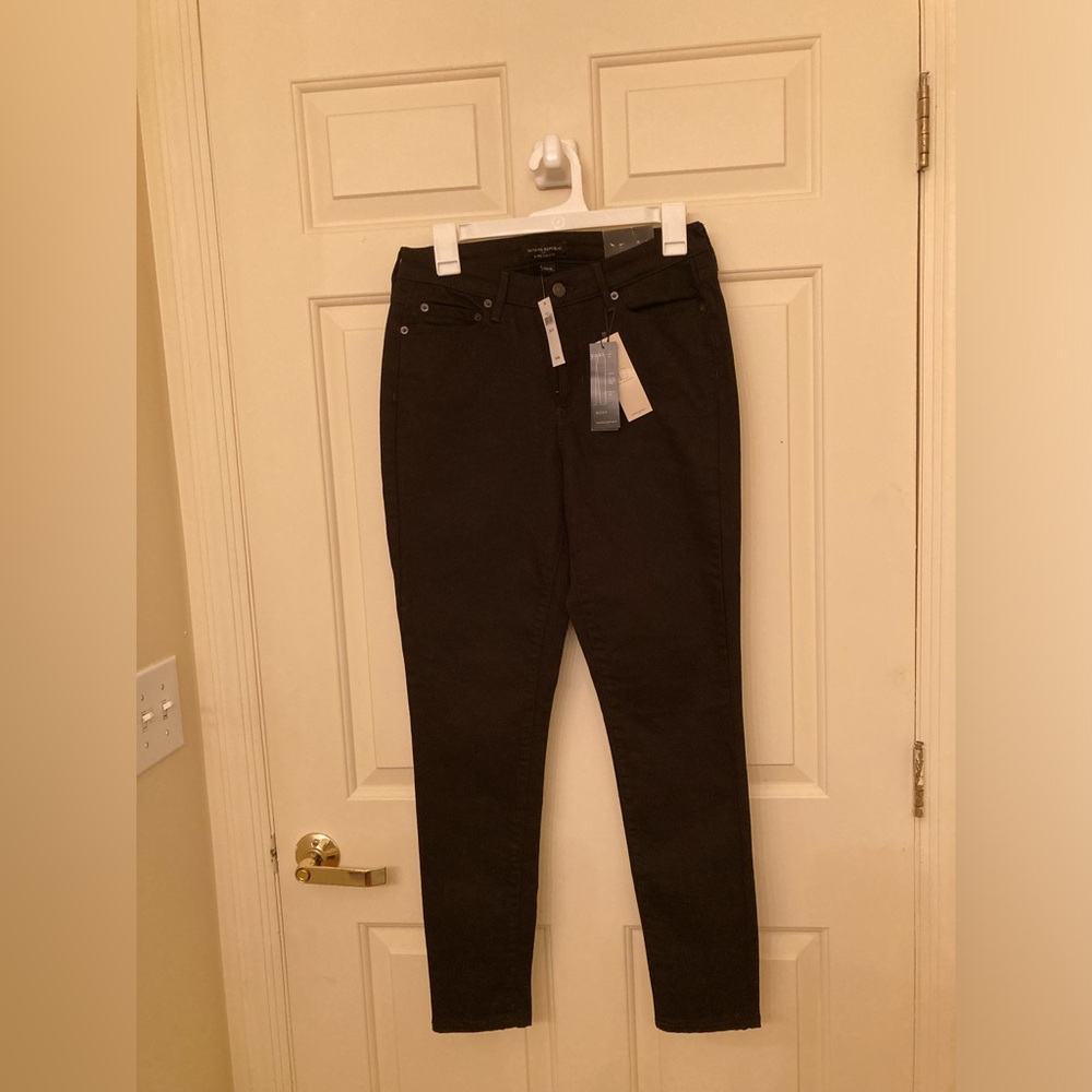 NWT Banana Republic mid rise skinny jean in black color, size Small(6/28)